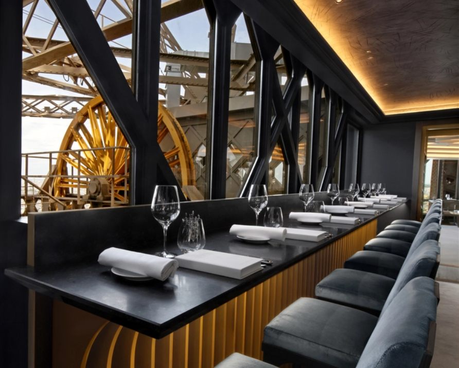 Restaurant insolite — Tour Eiffel