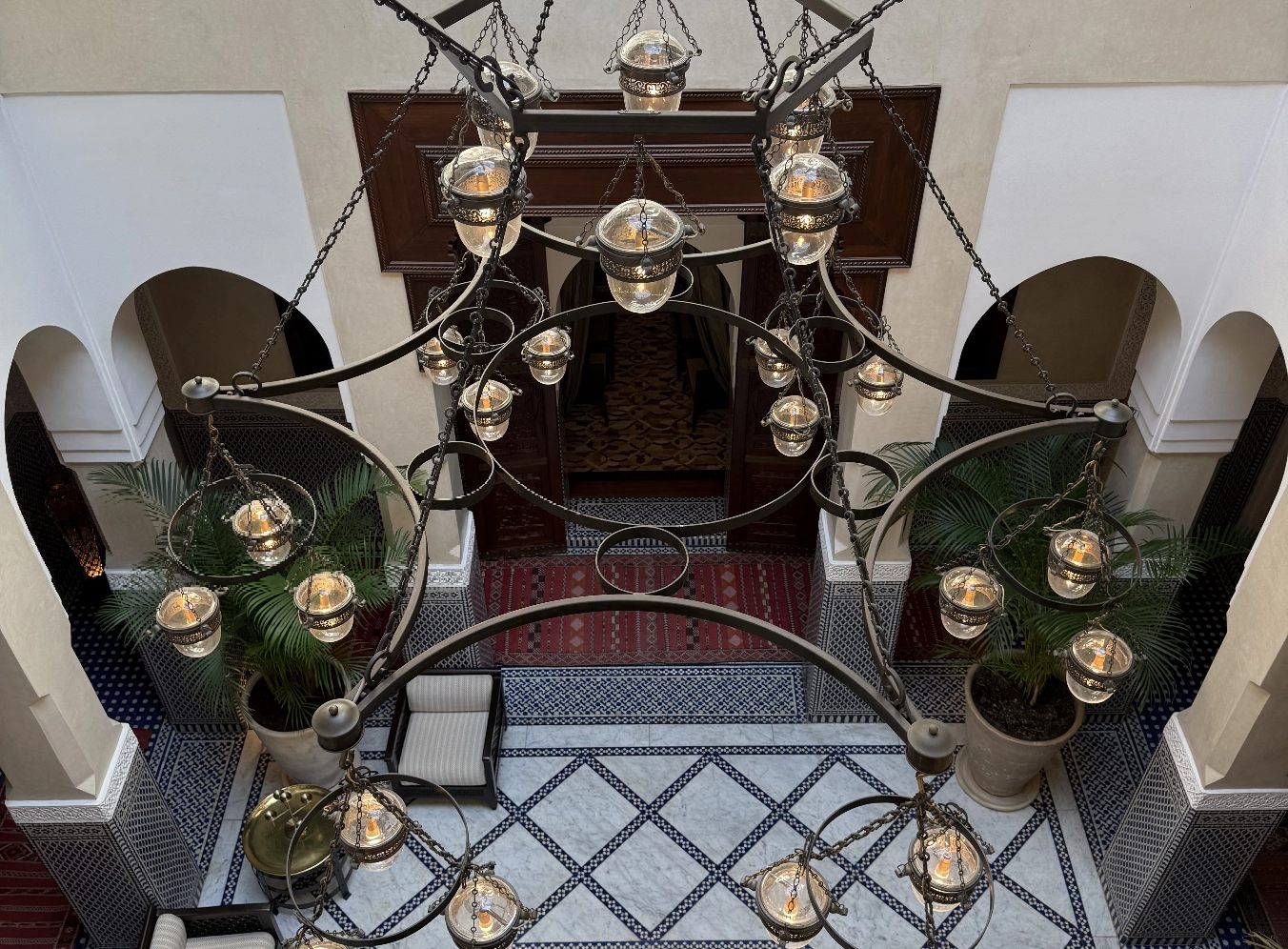 Riad — lustre et patio