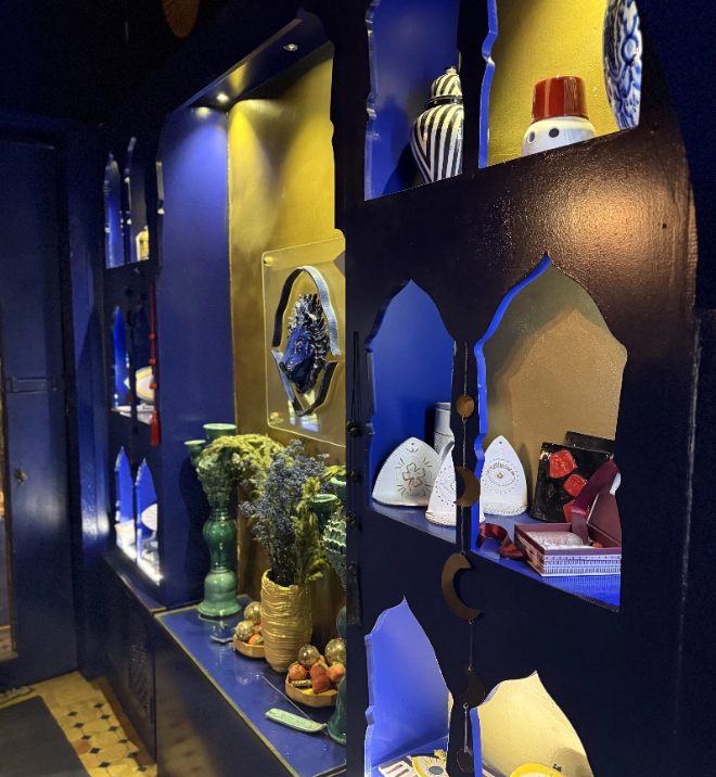 Vitrine aux niches bleues