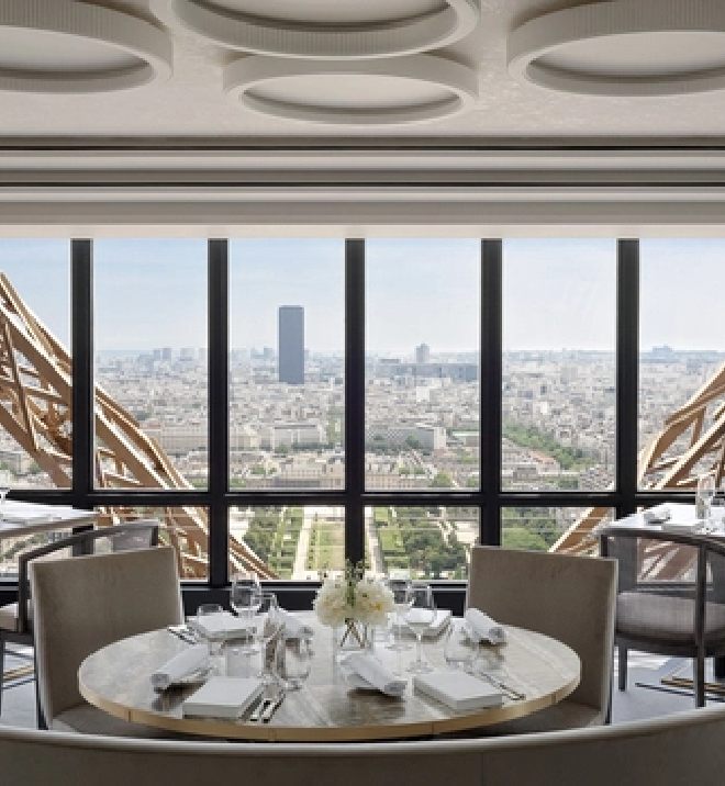 Table avec vue Tour Eiffel
