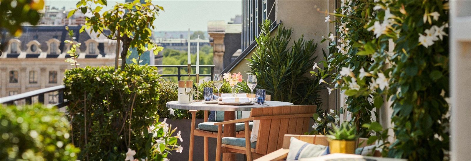 Rooftop parisien fleuri
