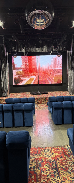 Salle événementielle avec écran
