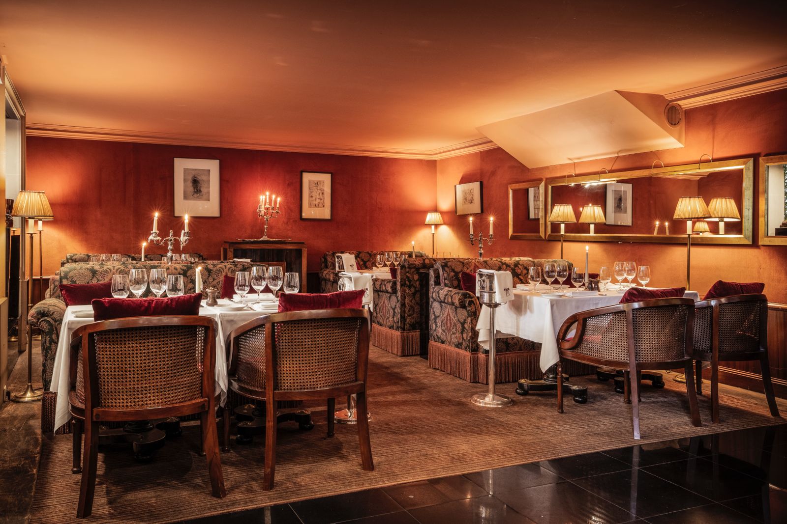 Restaurant feutré aux tons rouges