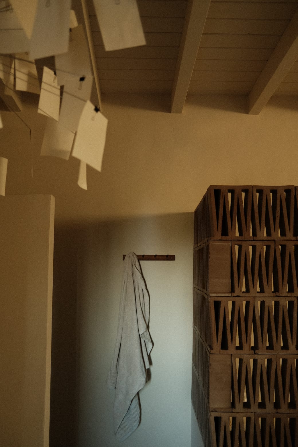 Meuble en bois, lumière du soir