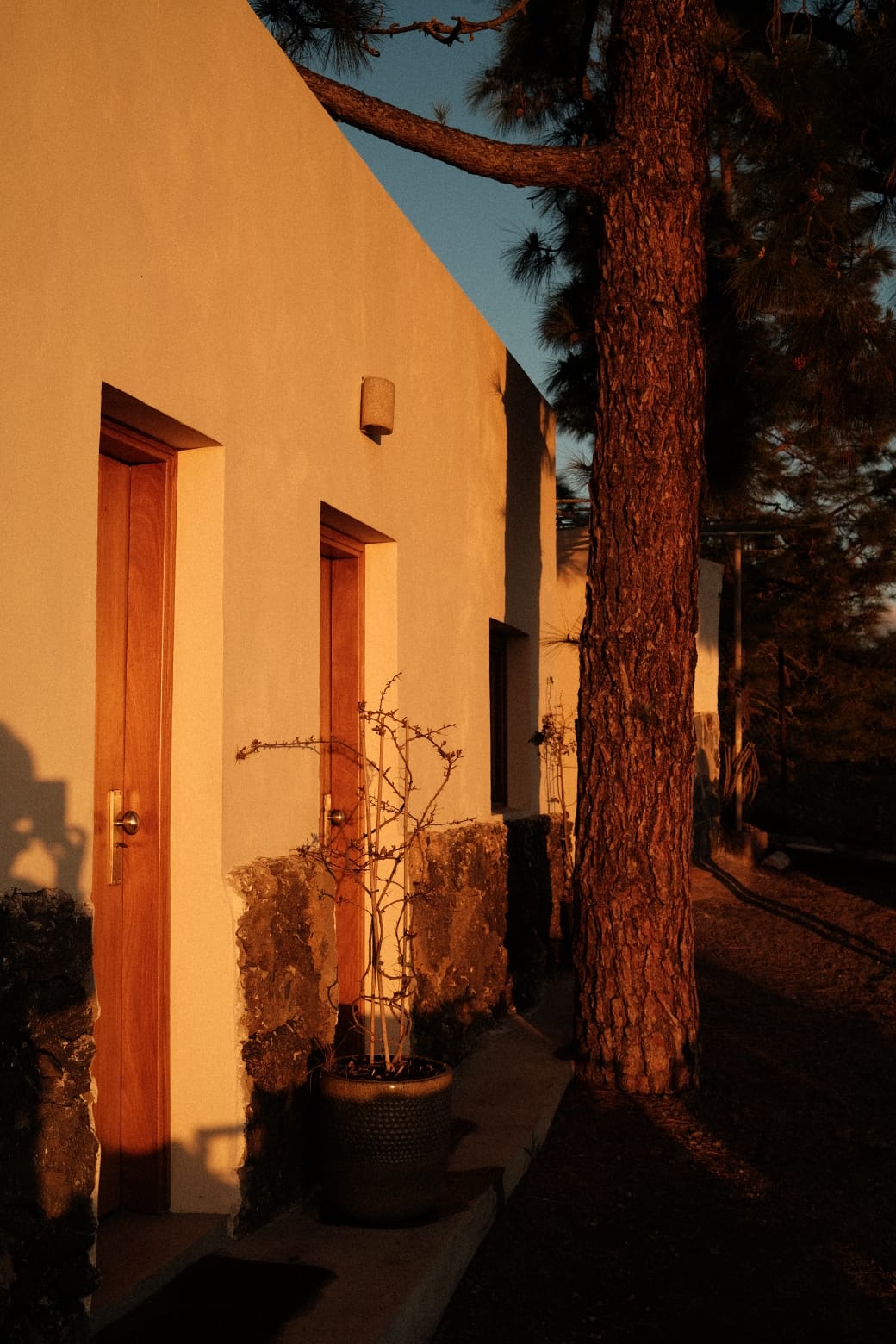 Façade et coursive de la Finca