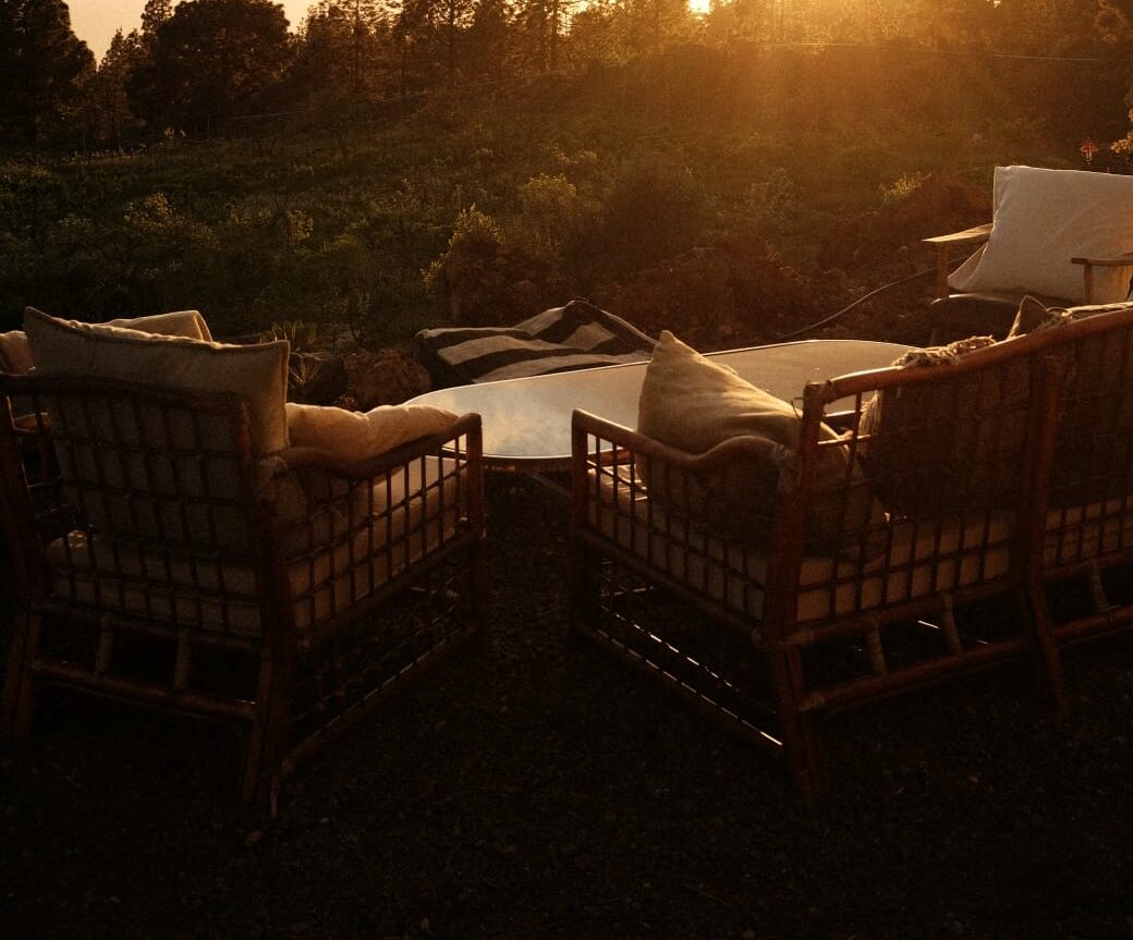 Terrasse couverte, tables et chaises au coucher du soleil, La Finca